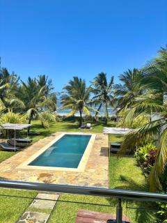 2 Bedroom Beachfront Getaway, Pool and Ocean Views - 7
