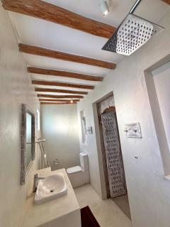 2 Bedroom Beachfront Getaway, Pool and Ocean Views - 6