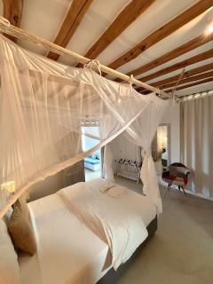 2 Bedroom Beachfront Getaway, Pool and Ocean Views - 2