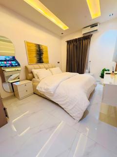 Spacious Two-Bedroom Apartment with Balcony Yaba - 3