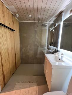 Lovely two room unit with free parking - 3
