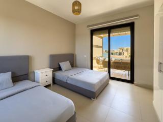 Lagoon-Front Townhouse , Pool & Panoramic Views - 8