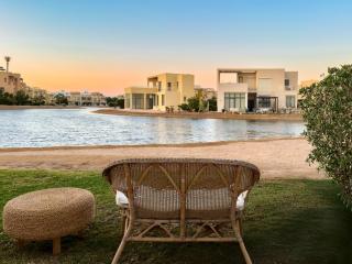 Lagoon-Front Townhouse , Pool & Panoramic Views - 4
