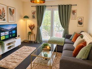 2 bed long and short stay secure gated parking sleeps 4 - 5