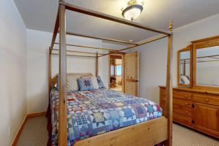 Beautiful ski chalet with gourmet kitchen theater room & private hot tub - 5