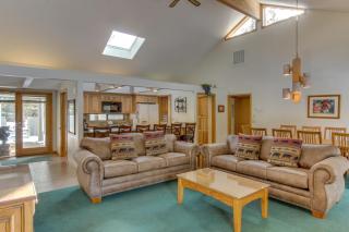 Vintage mountain home with private hot tub & SHARC access - dogs welcome - Sunriver - 9
