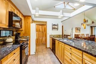 Vintage mountain home with private hot tub & SHARC access - dogs welcome - Sunriver - 8