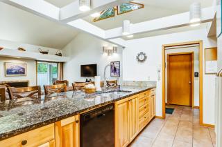 Vintage mountain home with private hot tub & SHARC access - dogs welcome - Sunriver - 3