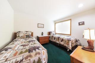 Vintage mountain home with private hot tub & SHARC access - dogs welcome - Sunriver - 2