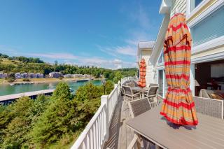 Family Lake Escape Sleeps 12 Shared Pool Dock - 0