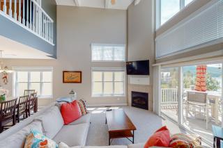 Family Lake Escape Sleeps 12 Shared Pool Dock - 4