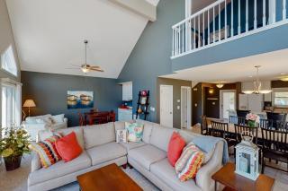 Family Lake Escape Sleeps 12 Shared Pool Dock - 2