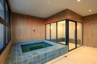 New, modern & refined in the city's best street - 4