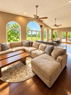 Spacious 4-bed family home with park views - 7