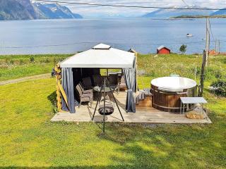 9 person holiday home in Lyngseidet - 4