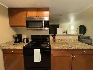 2 Bedroom Condo near LV Strip Pool Gym and Jacuzzi - 7