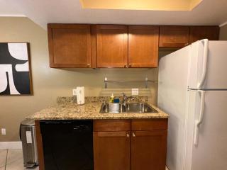 2 Bedroom Condo near LV Strip Pool Gym and Jacuzzi - 8