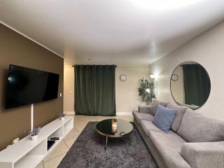 2 Bedroom Condo near LV Strip Pool Gym and Jacuzzi - 4