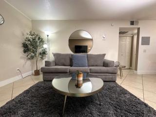 2 Bedroom Condo near LV Strip Pool Gym and Jacuzzi - 2