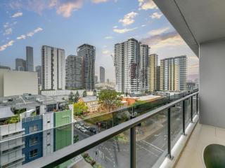 South Brisbane Apartment with Pool - 4