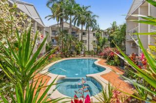 Bungalow Poolside Hideaway 2BR 2BATH Wi-Fi - 5
