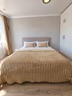 Spacious 3-Room Apt in Almaty Center 2 Beds - 6