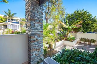 Waterfront Oasis in Runaway Bay - CoastHM - 3