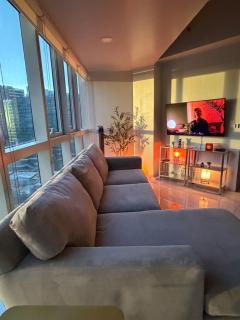 Executive 1BR with Balcony near Malls and Clubs in BGC - 0