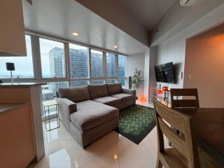 Executive 1BR with Balcony near Malls and Clubs in BGC - 8