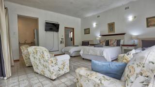 Sandy's Family PoolRoom Graaff-Reinet - 3