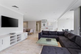 Spacious 3 Bedroom Family Apartment - CoastHM - 9