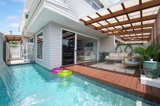 Luxury Tri-Level Duplex in Mermaid Beach - CoastHM - 9