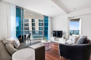 Deluxe Two Bedroom Hilton Apartment - CoastHM - 9