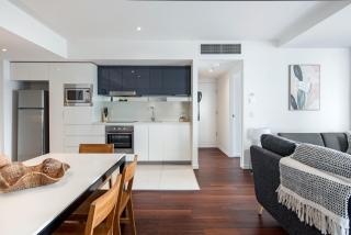 Deluxe Two Bedroom Hilton Apartment - CoastHM - 3