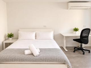 Dana-Spacious Private Room in Shared 2-Bedroom Apartment-1 - 0