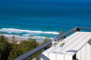 2 Bedroom Broadbeach Stay Walk to Beach - CoastHM - 0