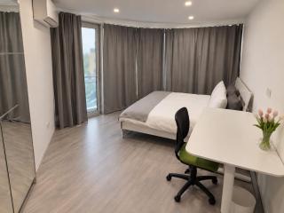 Dana-Spacious Private Room in Shared 2-Bedroom Apartment-2 - 2