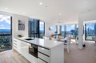 2 Bedroom Broadbeach Stay Walk to Beach - CoastHM - 6