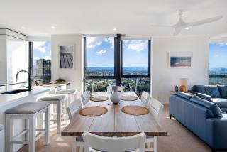 2 Bedroom Broadbeach Stay Walk to Beach - CoastHM - 5