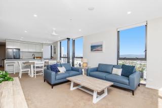 2 Bedroom Broadbeach Stay Walk to Beach - CoastHM - 4