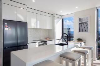 2 Bedroom Broadbeach Stay Walk to Beach - CoastHM - 2