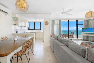 Beachfront Escape in Surfers Paradise - CoastHM - 2