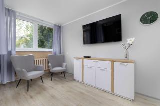 Funkcjonalny Apartament z Balkonem w Bytomiu by Noclegi Renters - 1
