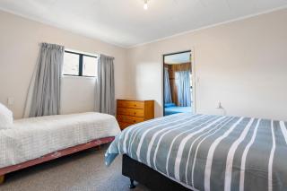 Kiwi Comfort - Whangamata Holiday Home - 6