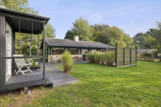 Lovely Holiday Home With Hot Tub 200M From Sea - 0