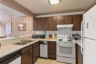Mammoth Ski & Racquet with Shared Hot Tub & Pool - 4