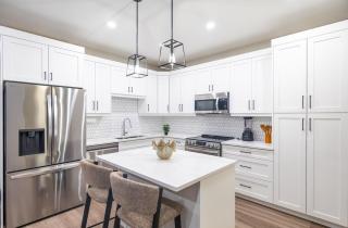 Hebron Place- Elegant 3-Bedroom Stay for 6 - 4