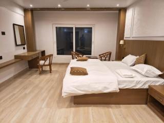 Hotel Saavi River Front Kinara Cafe - 0