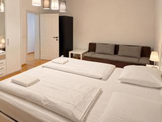 Comfortable 3-Bedroom Apartment for Extended Stays - 9