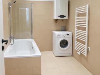 Comfortable 3-Bedroom Apartment for Extended Stays - 1